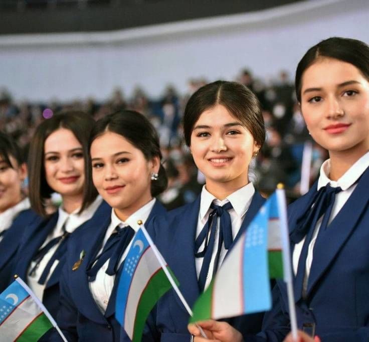 Dildo bilan eshakni yirtib tashlashadi Qollarim bilan qolimni siltab tashladim